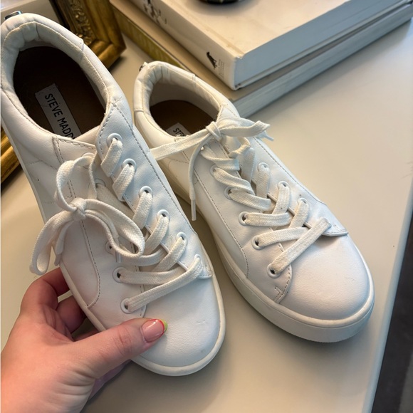 Steve Madden White Minimalist Sneakers - Picture 1 of 1